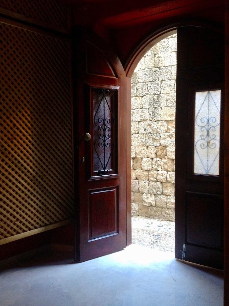 Auberge 32 Old Town Rhodes City 外观 照片